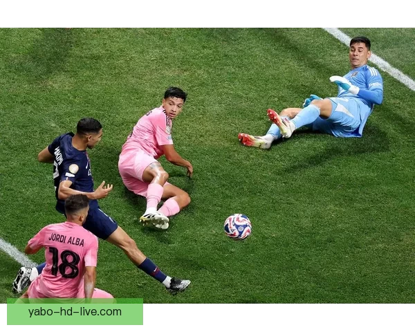 阿什拉夫直言梅西加盟后球队战术改变自己不开心表现受影响